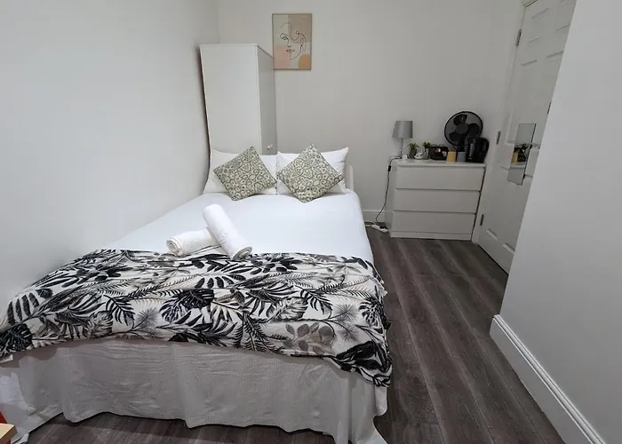 Mile End- Prime Location